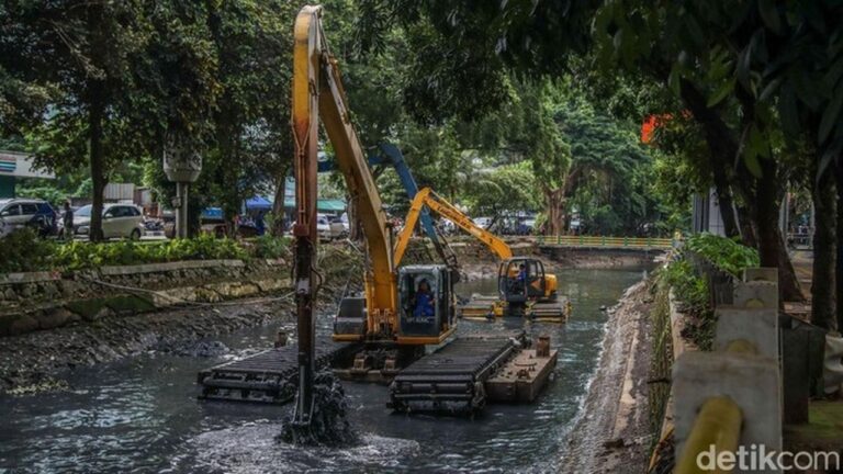 Antisipasi Banjir Jakarta: Pemprov DKI Gencar Keruk Sungai dan Optimalkan Modifikasi Cuaca Antisipasi Banjir Jakarta: Pemprov DKI Gencar Keruk Sungai dan Optimalkan Modifikasi Cuaca