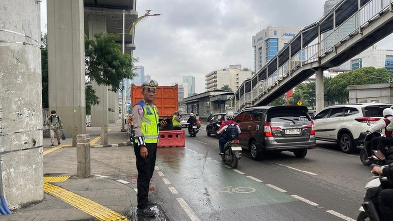 Truk Sampah Mogok di Gatot Subroto, Lalu Lintas Arah Kuningan Padat Merayap