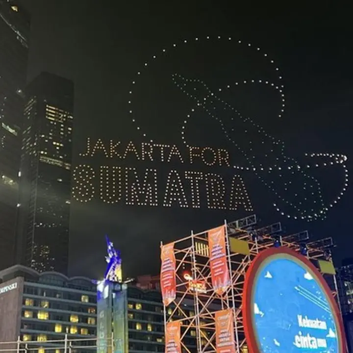 Perayaan Tahun Baru 2026 di Bundaran HI: Drone ‘Jakarta for Sumatra’ Hiasi Langit Malam