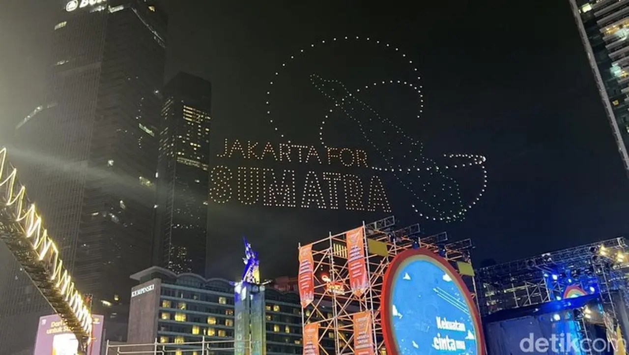 Penampakan Drone 'jakarta For Sumatra' Hiasi Langit Bundaran Hi Saat Tahun Baru 2026. (adhfar/detikcom)