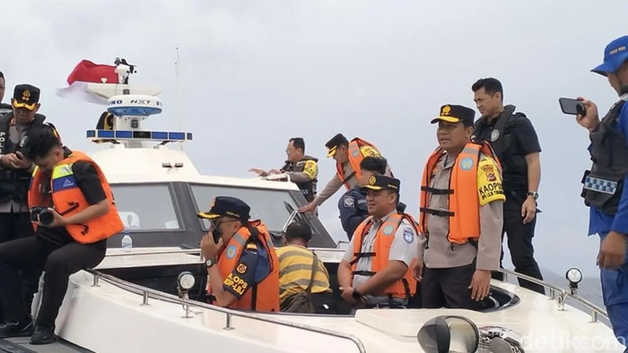 Kapolda Ntt Irjen Rudi Darmoko Dan Rombongan Menyusuri Perairan Sekitar Lokasi Kapal Tenggelam Di Perairan Pulau Padar, Taman Nasional Komodo, Manggarai Barat, Ntt, Senin (29/12/2025) (ambrosius Ardin)