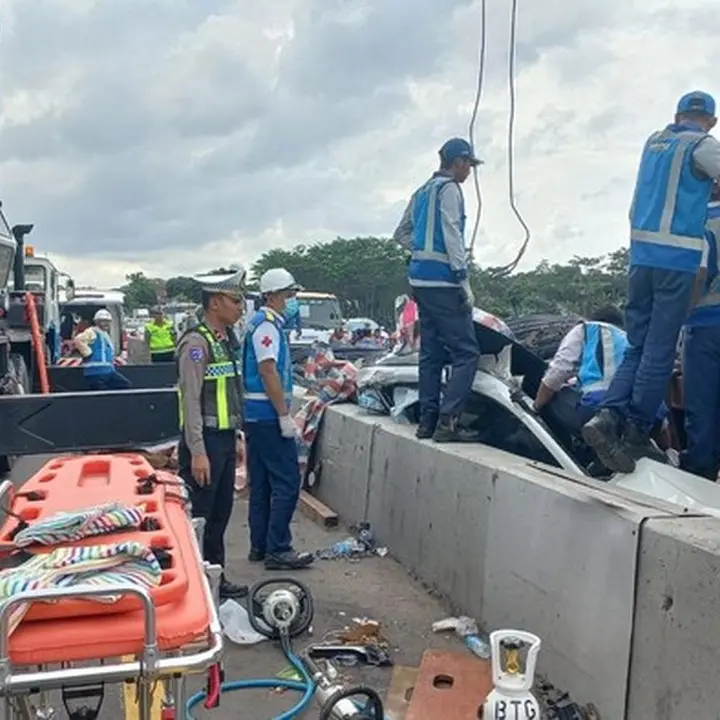 Tiga Kendaraan Terlibat Kecelakaan Maut di Tol Batang, Satu Tewas, Dua Luka Berat