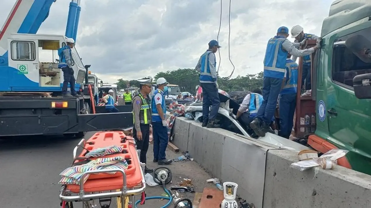 Proses Evakuasi Kendaraan Yang Terlibat Kecelakaan Di Tol Batang Semarang, Minggu (4/1/2026). (dok. Sat Lantas Polres Batang)