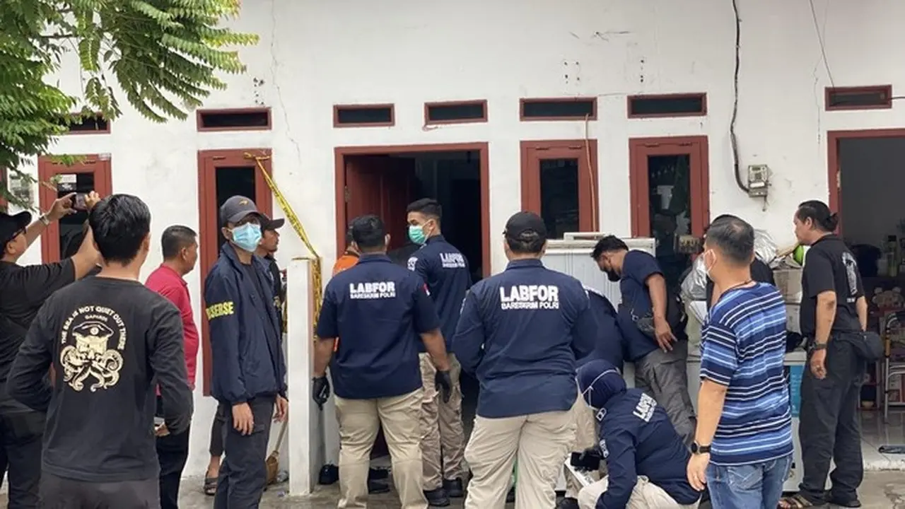 Puslabfor Melakukan Olah Tkp Di Lokasi 3 Orang Sekeluarga Ditemukan Tewas Di Tanjung Priok, Jakut. (devi/detikcom)