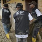 70 Relawan BRI Peduli Bersih-bersih Sekolah Pascabencana di Aceh Tamiang