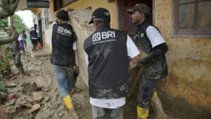 70 Relawan BRI Peduli Bersih-bersih Sekolah Pascabencana di Aceh Tamiang