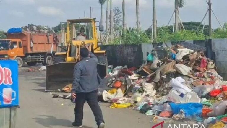 187 Ton Sampah Diangkut dari Pinggir Kali Mookervaart Jakarta Barat Pasca Banjir