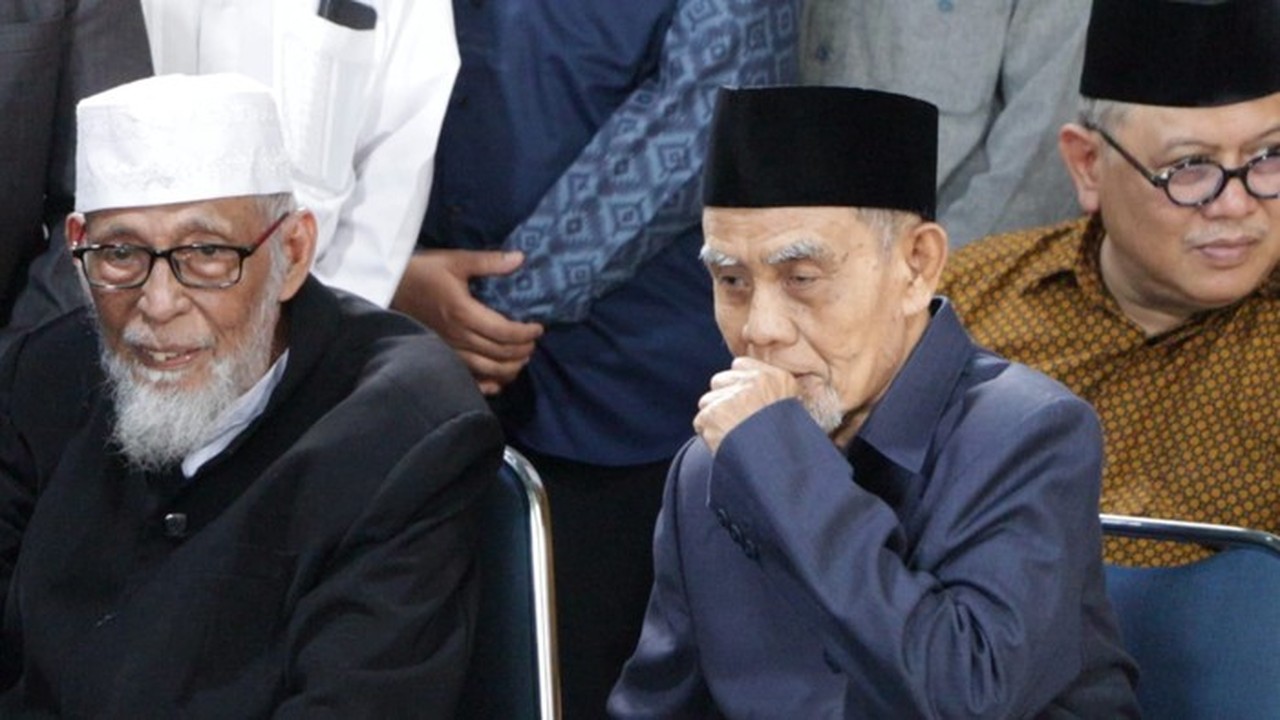Abu Bakar Ba’asyir Hadiri Pemakaman Pimpinan Ponpes Gontor, Ikut Doa Bersama Abu Bakar Ba’asyir Hadiri Pemakaman Pimpinan Ponpes Gontor, Ikut Doa Bersama
