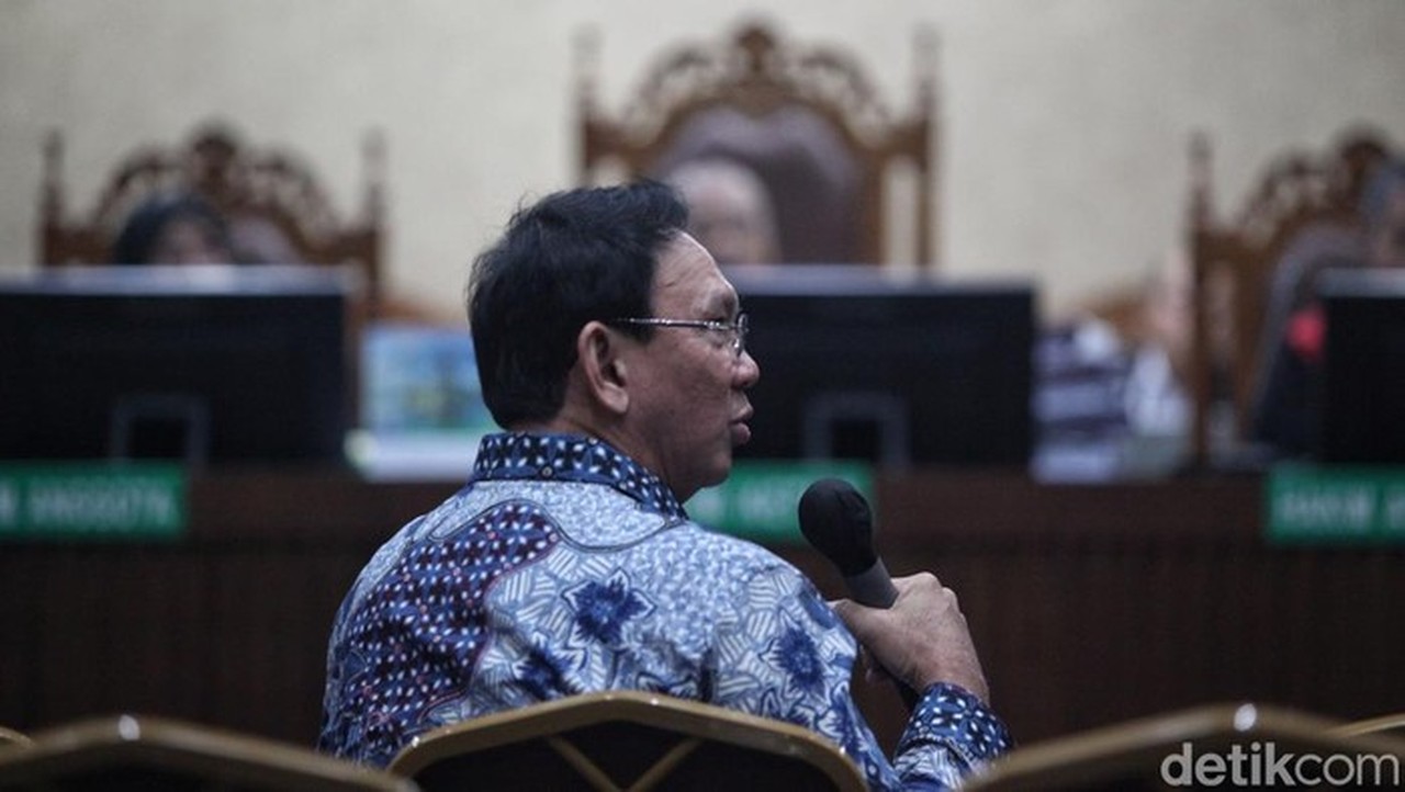 Ahok Ungkap Penyimpangan Impor Minyak dan Produk Kilang Saat Jabat Komisaris Utama Pertamina Ahok Ungkap Penyimpangan Impor Minyak dan Produk Kilang Saat Jabat Komisaris Utama Pertamina