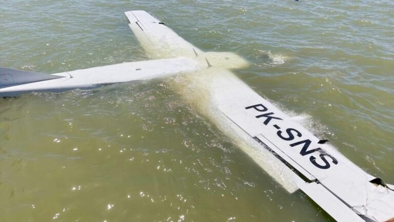 Pesawat Smart Air Jatuh di Pantai Nabire Akibat Gangguan Mesin, Pilot Berupaya Mendarat Darurat Pesawat Smart Air Jatuh di Pantai Nabire Akibat Gangguan Mesin, Pilot Berupaya Mendarat Darurat