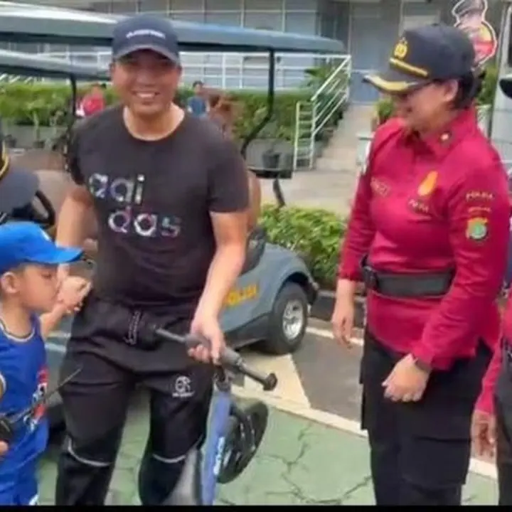 Polisi Berhasil Pertemukan Ayah dan Anak yang Terpisah di Tengah Keramaian CFD Bundaran HI