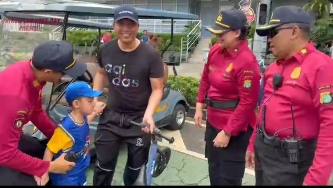 Polisi Bantu Cari Anak Yang Terpisah Dari Bapaknya Di Cfd Bundaran Hi (foto: Dok. Istimewa)