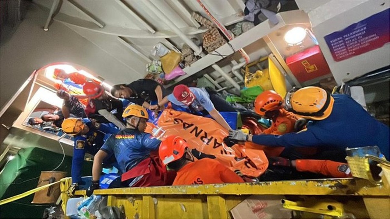 Kapal Miring di Balikpapan Renggut 3 Nyawa, Korban Terjepit Truk dan Teridentifikasi Kapal Miring di Balikpapan Renggut 3 Nyawa, Korban Terjepit Truk dan Teridentifikasi