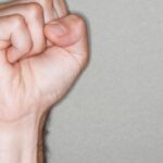 Aksi Arogan Sejoli Merokok Sambil Berkendara di Palmerah, Berujung Pukulan