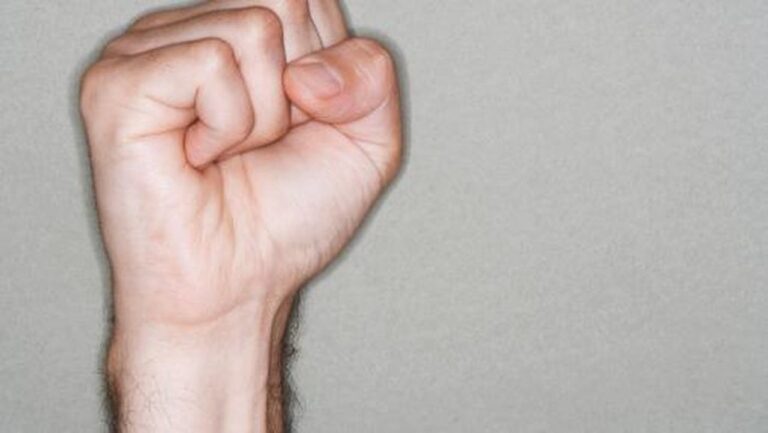 Aksi Arogan Sejoli Merokok Sambil Berkendara di Palmerah, Berujung Pukulan