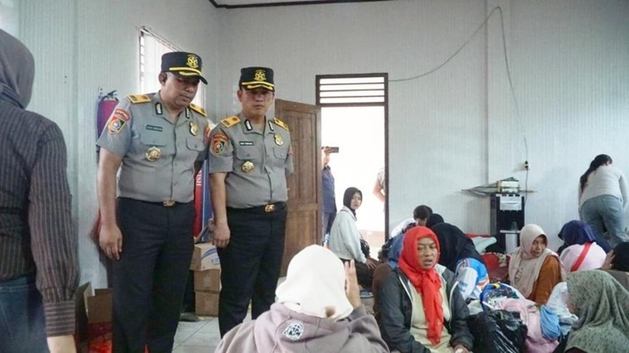 Sespimti Polri Salurkan Bantuan untuk Korban Longsor Cisarua, Bandung Barat Sespimti Polri Salurkan Bantuan untuk Korban Longsor Cisarua, Bandung Barat