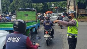 Kemacetan Parah di Cawang Akibat Proyek Galian dan Volume Kendaraan Tinggi