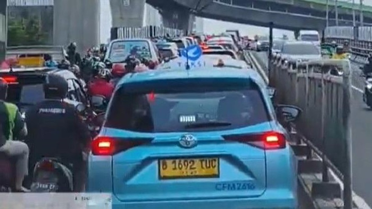 Mobil Listrik Mogok di Flyover Kebayoran Lama, Lalu Lintas Arah Pakubuwono Tersendat Parah