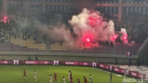 Ricuh di Manahan Solo: 23 Suporter Persis Solo Diamankan Bawa Flare dan Minuman Keras