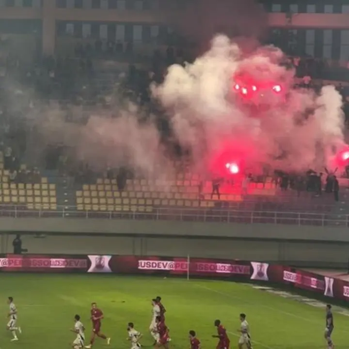 Ricuh di Manahan Solo: 23 Suporter Persis Solo Diamankan Bawa Flare dan Minuman Keras