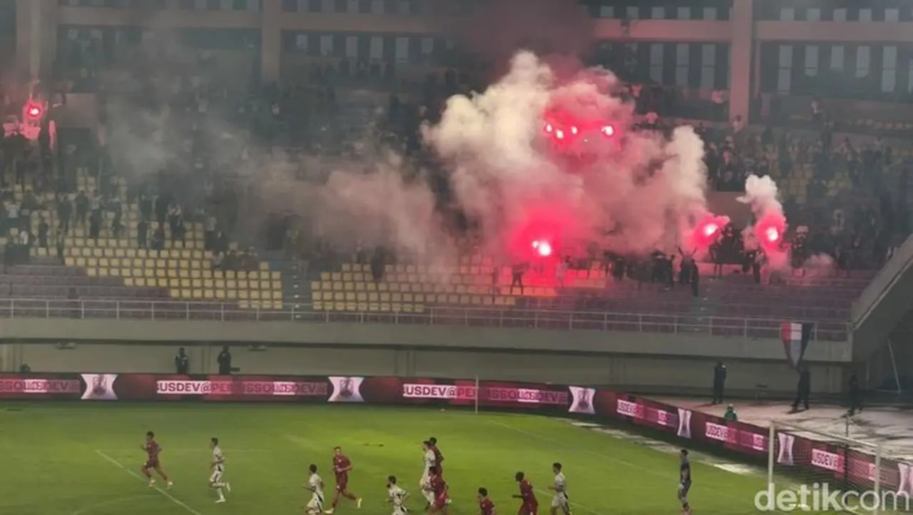 Foto: Laga Persis Solo Vs Persita Tangerang Diwarnai Penyalaan Flare (agil Trisetiawan Putra/detikjateng)