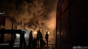 Api Melalap Pabrik Sandal di Medan, 6 Jam Berlalu Belum Bisa Dipadamkan