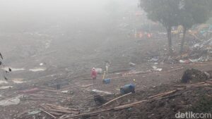 Tim SAR Lanjutkan Pencarian Korban Longsor Cisarua di Tengah Kabut Tebal