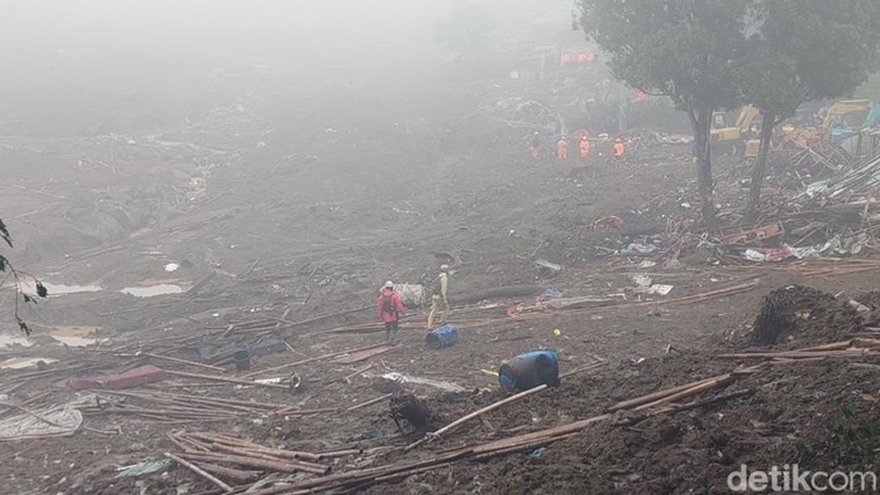 Tim SAR Lanjutkan Pencarian Korban Longsor Cisarua di Tengah Kabut Tebal
