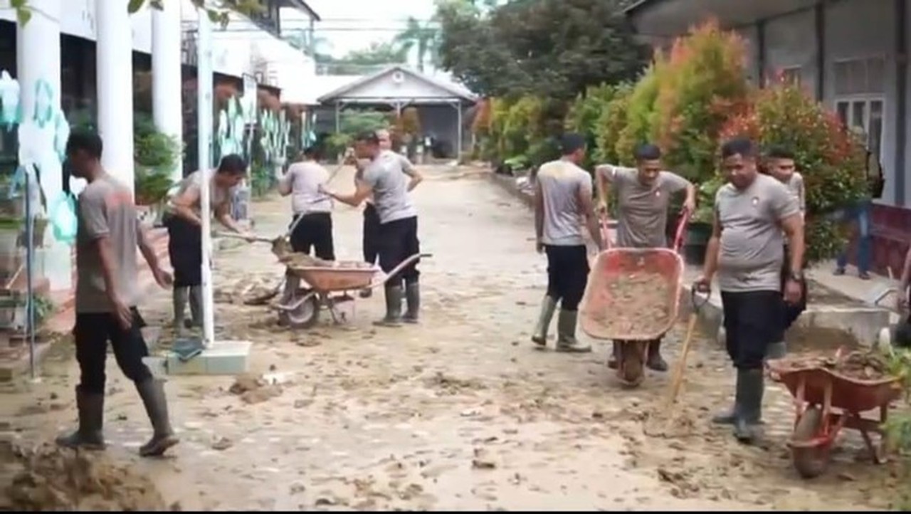 Polres Langsa Bersihkan SMPN 2 Langsa Pasca Banjir, Siap Belajar Kembali 5 Januari Polres Langsa Bersihkan SMPN 2 Langsa Pasca Banjir, Siap Belajar Kembali 5 Januari
