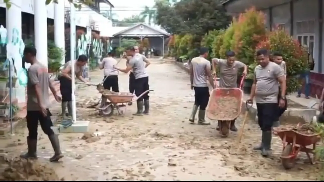 Foto: Personel Polri Gotong Royong Bersihkan Sisa Lumpur Di Smpn 2 Langsa Yang Terdampak Bencana (dok.istimewa)