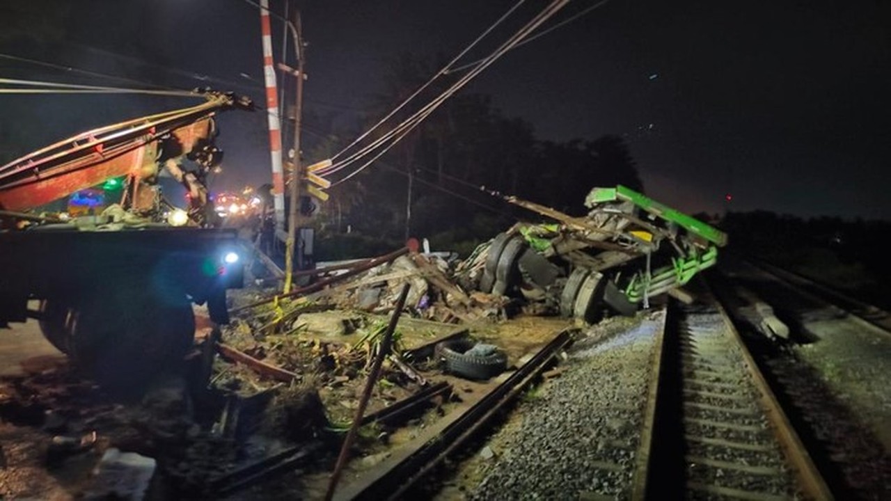 Truk Vs Kereta Api Gejayana di Kebumen: Sopir Tewas, Jalur KA Terganggu