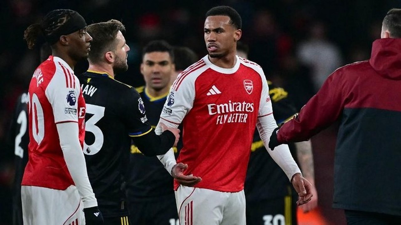 Gabriel Magalhaes Tolak Salaman dengan Harry Maguire, Dicap ‘Pecundang’ oleh Penggemar Gabriel Magalhaes Tolak Salaman dengan Harry Maguire, Dicap ‘Pecundang’ oleh Penggemar