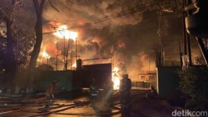 Kebakaran Hebat Pabrik Sandal Swallow di Medan, Api Mengamuk 13 Jam Belum Padam