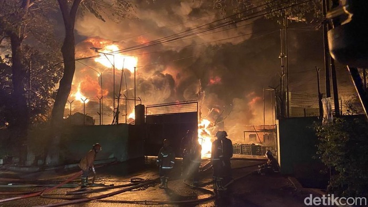 Kebakaran Hebat Pabrik Sandal Swallow di Medan, Api Mengamuk 13 Jam Belum Padam