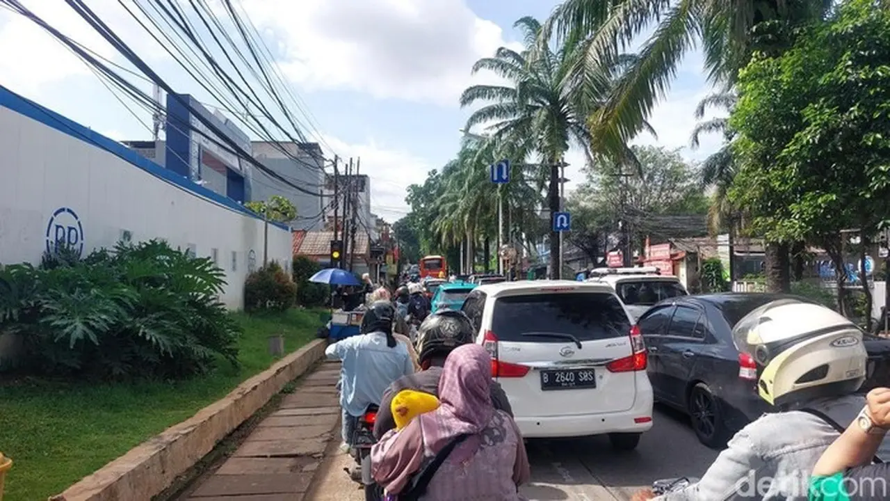 Lalu Lintas Menuju Tm Ragunan, Jaksel, Macet Saat Tahun Baru. (foto: Rumondang Naibaho/detikcom)