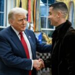 Donald Trump Pajang Foto Bersama Cristiano Ronaldo di Ruang Oval Gedung Putih