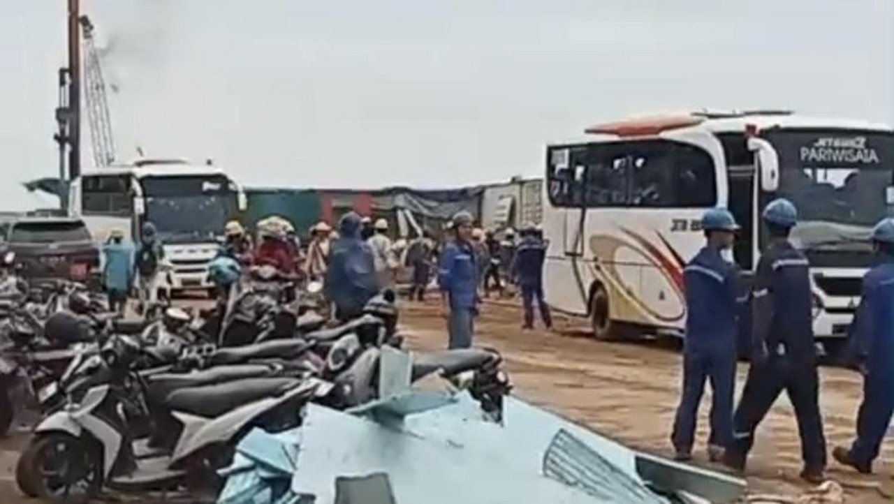 Bentrok Pekerja Tambang Nikel di Kolaka: 2 TKA China Diamankan Polisi Bentrok Pekerja Tambang Nikel di Kolaka: 2 TKA China Diamankan Polisi