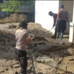 Polisi Turun Tangan Bersihkan Lumpur Banjir di SMAN 1 Peusangan Bireuen