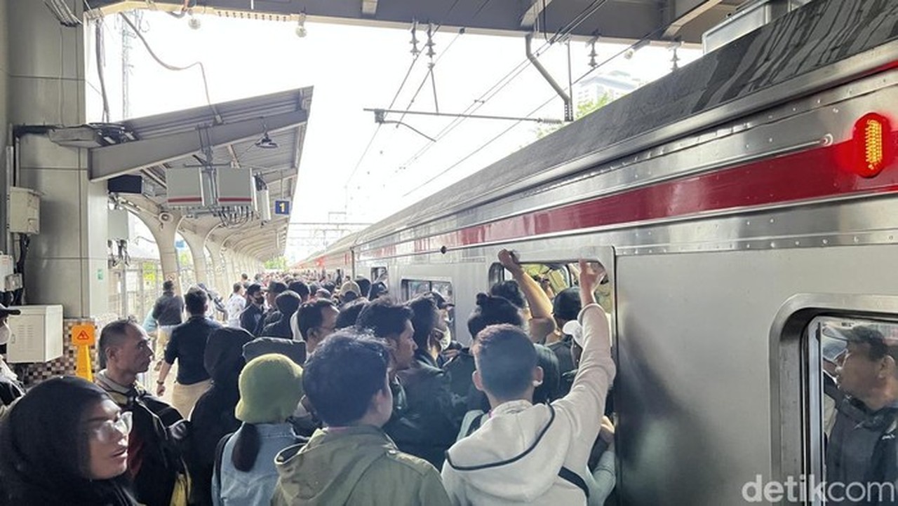 Anker KRL Green Line Keluhkan Desak-desakan Harian di Jam Sibuk