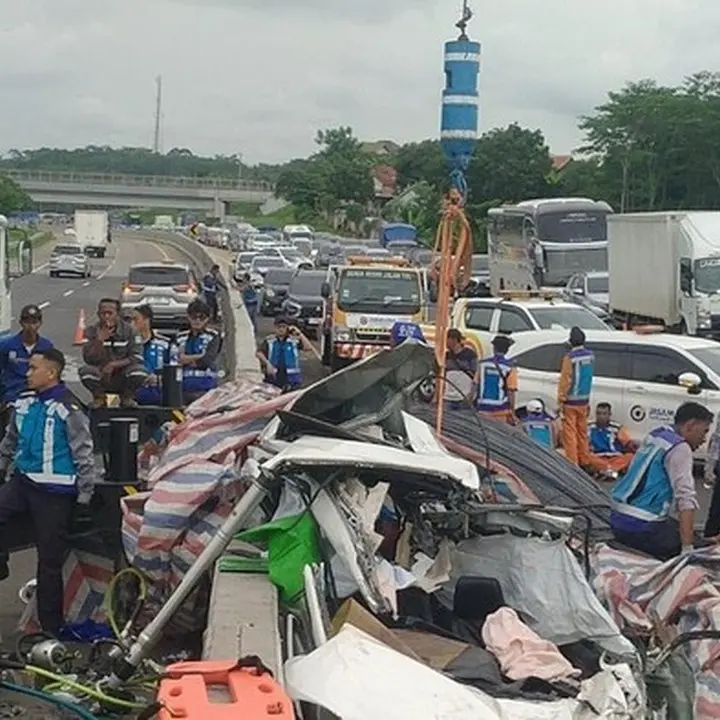 Truk Hilang Kendali Picu Kecelakaan Maut Tiga Kendaraan di Tol Batang