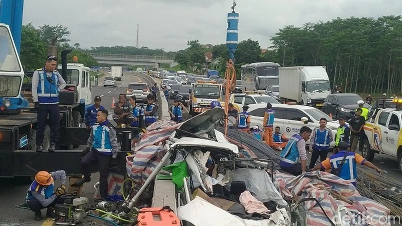 Foto: Kecelakaan Tiga Kendaraan Di Tol Batang (robby Bernardi/detikjateng)