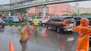 Banjir 40 Cm di Jl Letjend Suprapto, Pengendara Dialihkan ke Jalur TransJakarta