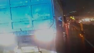 Truk Pecah Ban di MT Haryono Jaksel, Lalin Arah Cawang Ramai Lancar