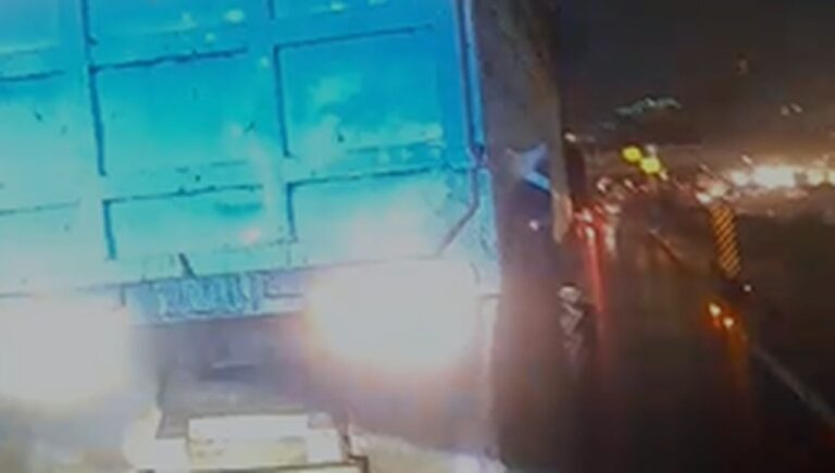 Truk Pecah Ban di MT Haryono Jaksel, Lalin Arah Cawang Ramai Lancar Truk Pecah Ban di MT Haryono Jaksel, Lalin Arah Cawang Ramai Lancar