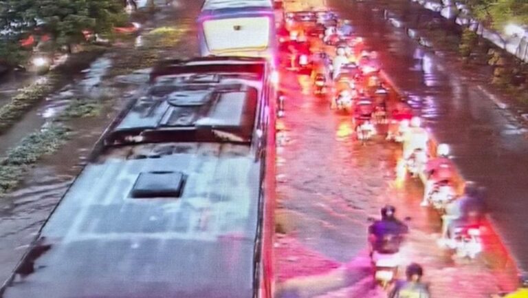 Jakarta Dilanda Banjir Akibat Hujan Deras, Jalan Daan Mogot dan DI Pandjaitan Terendam Jakarta Dilanda Banjir Akibat Hujan Deras, Jalan Daan Mogot dan DI Pandjaitan Terendam