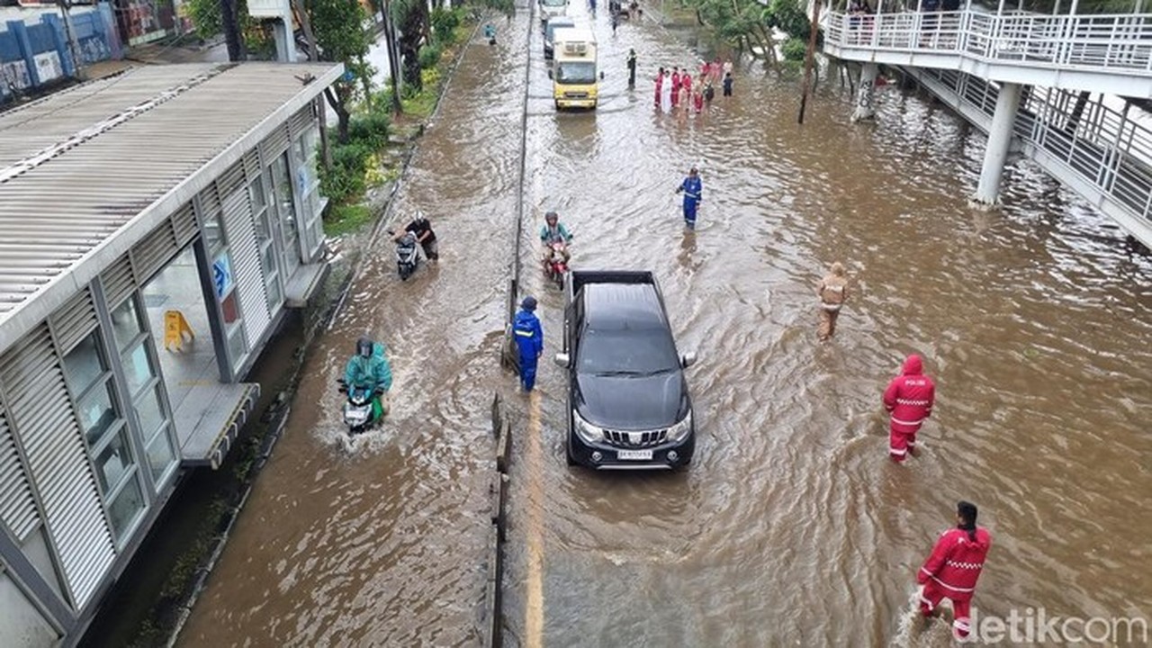 Banjir 30 Cm di Daan Mogot Jakbar Lumpuhkan Arus Lalin, Kendaraan Terjebak Macet 5,5 Km