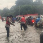 Banjir 40 Cm di Jalan DI Pandjaitan, Polisi Bantu Dorong Motor Warga yang Mogok