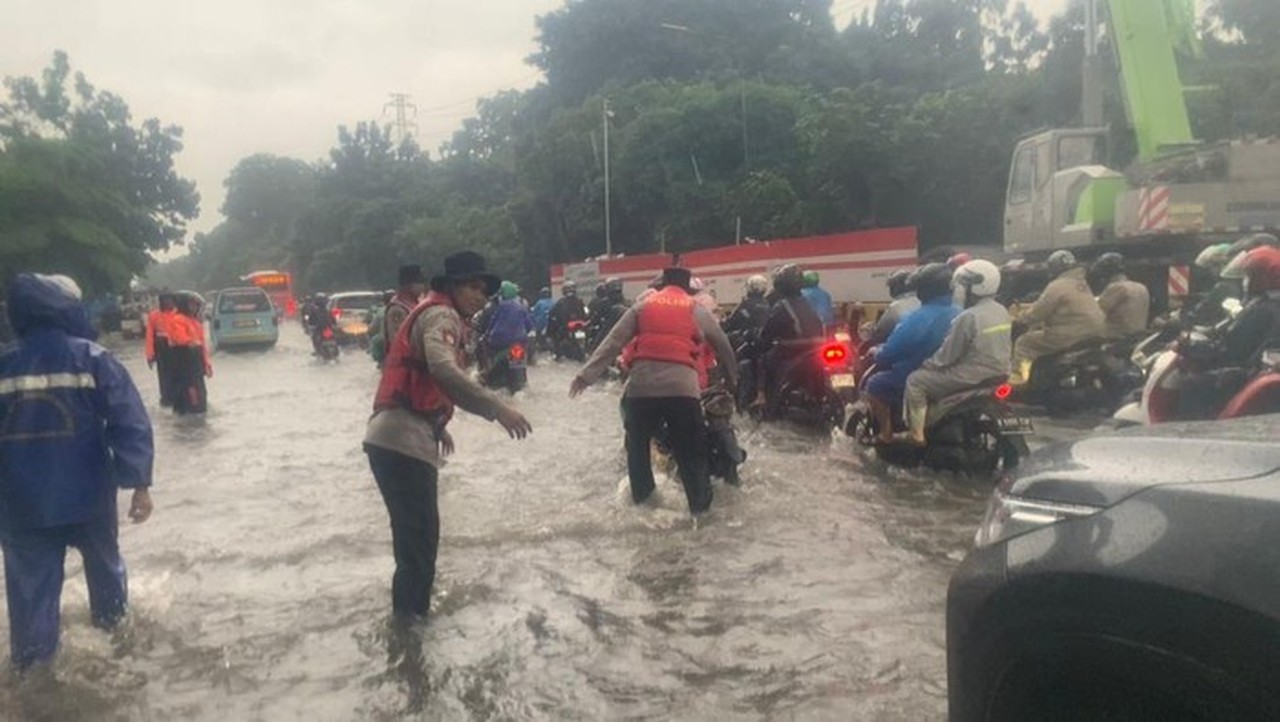 Banjir 40 Cm di Jalan DI Pandjaitan, Polisi Bantu Dorong Motor Warga yang Mogok Banjir 40 Cm di Jalan DI Pandjaitan, Polisi Bantu Dorong Motor Warga yang Mogok