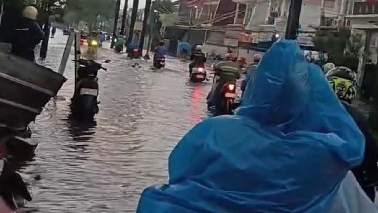 Hujan Deras, Sejumlah Kawasan di Bekasi Terendam Banjir Pagi Ini Hujan Deras, Sejumlah Kawasan di Bekasi Terendam Banjir Pagi Ini