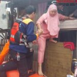 Banjir Bekasi Meluas, Air Capai 1,5 Meter, Warga Kelompok Rentan Dievakuasi